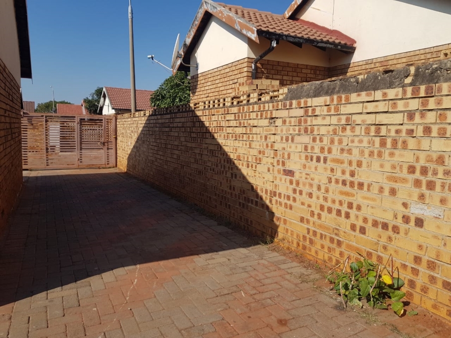 2 Bedroom Property for Sale in Geelhoutpark North West